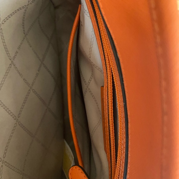 Michael Kors Jet Set Tote Bag in Tangerine 🍊 Color with multiple pockets - Picture 4 of 7